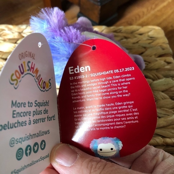 Squishmallows: Valentine's Day Eden the yeti bag clip 3.5" - Picture 4 of 5